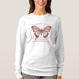 We stijgen op door andere vlinders op te tillen t-shirt
