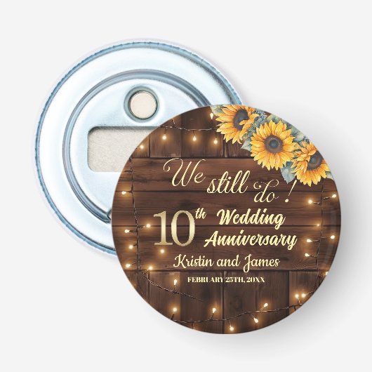 We Still Do 10e trouwjubileum slingerlichtjes Button Flesopener (Voorkant)