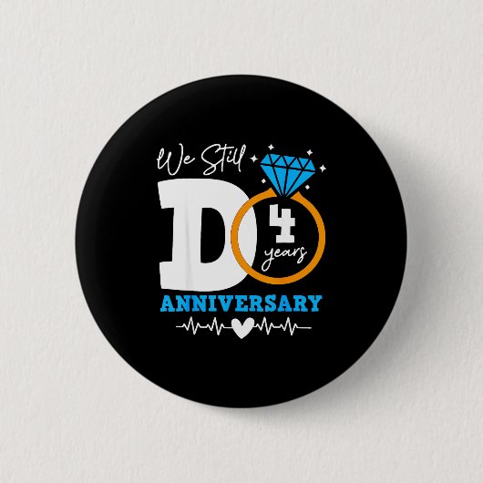 We Still Do 4 Jaar Grappig Stel 4de Huwelijksverja Ronde Button 5,7 Cm (Voorkant)