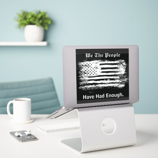 We The People Distressed Flag Sticker (Laptop op bureau)
