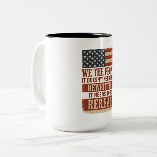 We the People Reread Flag Quote Tweekleurige Koffiemok (Voorkant links)