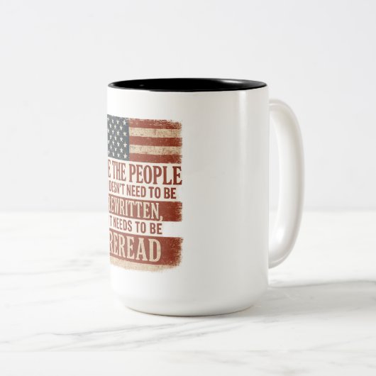 We the People Reread Flag Quote Tweekleurige Koffiemok (Voorkant rechts)