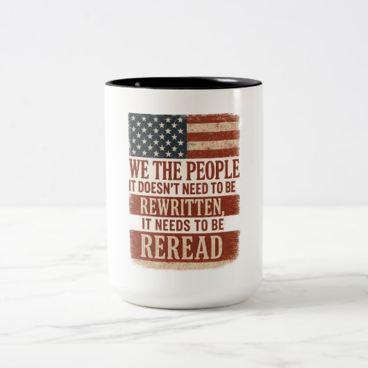 We the People Reread Flag Quote Tweekleurige Koffiemok (Center)