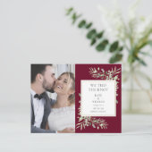 We Tied The Knot Burgundy Groenery Foto Bruiloft Aankondigingskaart (Staand voorkant)