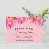 We Tied the Knot Roze Bloem Bruiloftsreceptie Kaart (Staand voorkant)