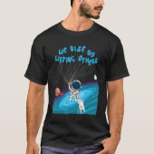 We verhogen door andere Astronaut Holding Cats P T-shirt (Voorkant)