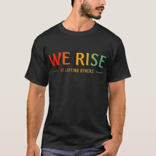 We verhogen door anderen op te heffen t-shirt