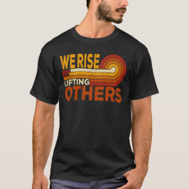 We verhogen door anderen op te heffen t-shirt