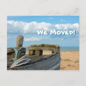We verhuisden - Gevist boot, blauwe lucht, strand, Aankondigingskaart (Voorkant)