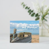 We verhuisden - Gevist boot, blauwe lucht, strand, Aankondigingskaart (Staand voorkant)