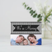 We verplaatsen Black Striped Notification-Briefkaa Aankondigingskaart (Staand voorkant)