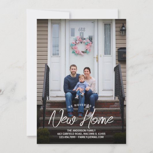 We verplaatsten New Home Typogrtpahy Family Photo  Aankondiging (Voorkant)