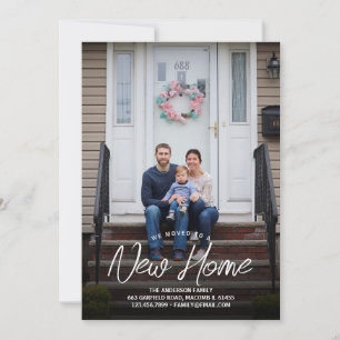 We verplaatsten New Home Typogrtpahy Family Photo  Aankondiging