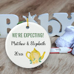 We verwachten dat een Baby gepersonaliseerd brouwt Keramisch Ornament<br><div class="desc">ornament voor uw zwangerschap die u kunt personaliseren. De ene kant heeft gele bloemen en een met de hand geschreven schrifttypografie met de tekst "A baby is brewing". De andere kant heeft een schattige gele theepot en je aangepaste tekst. De sjabloon is ingesteld voor u om de voorbeeldformulering te bewerken,...</div>