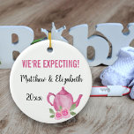 We verwachten dat een meisje theepot brouwt keramisch ornament<br><div class="desc">ornament voor uw zwangerschap die u kunt personaliseren. De ene kant heeft roze bloemen en een met de hand geschreven schrifttypografie met de tekst "A baby girl is brewing". De andere kant heeft een schattige roze theepot en je aangepaste tekst. De sjabloon is ingesteld voor u om de voorbeeldformulering te...</div>