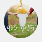 We verwachten een aankondiging van de zwangerschap keramisch ornament (Voorkant)