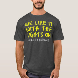 We vinden het leuk met het licht op Funny Fathers  T-shirt