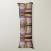 We vliegen allemaal rond hetzelfde licht. lichaamskussen (Voorkant Verticaal)