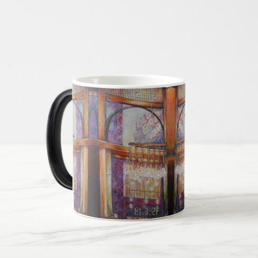 We vliegen allemaal rond hetzelfde licht. magische mok (Voorkant links)