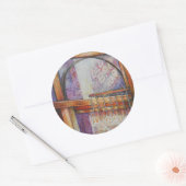 We vliegen allemaal rond hetzelfde licht. ronde sticker (Envelop)