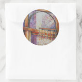 We vliegen allemaal rond hetzelfde licht. ronde sticker (Tas)
