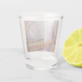 We vliegen allemaal rond hetzelfde licht. shot glas (Achterkant)