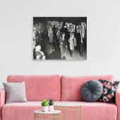 We willen bier! Protest tegen drankverbod, 1931. A Canvas Afdruk (Insitu (Woonkamer))