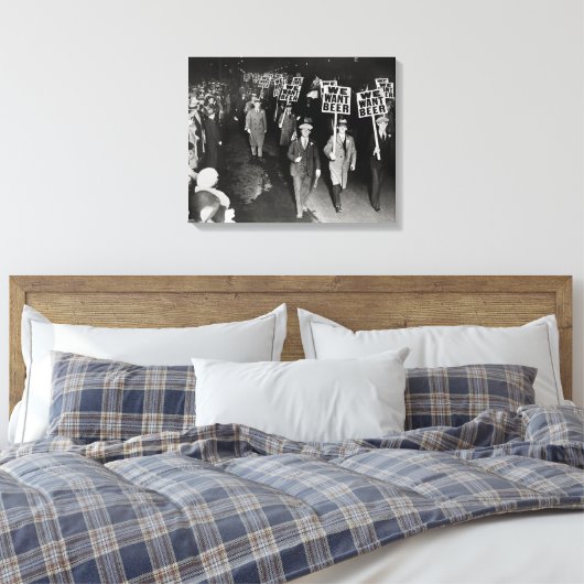 We willen bier! Protest tegen het verbod, 1931. Canvas Afdruk (Insitu (Slaapkamer))