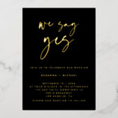 We zeggen ja Moderne zwarte kalligrafie bruiloft G Folie Uitnodiging (Voorkant)