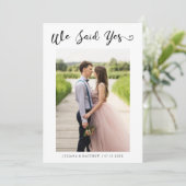 We zeiden ja Heart Modern Script Weduwfoto Aankondiging (Staand voorkant)