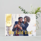 We zeiden Ja Volledige Bleed Foto Bruiloft Save th Folie Uitnodiging (Staand Voorkant)
