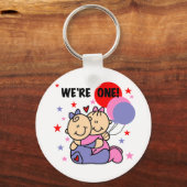 We zijn 1 verjaardag Tshirts en cadeautjes Sleutelhanger (Voorkant)