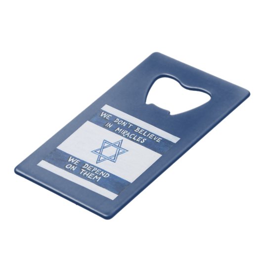 We zijn afhankelijk van wonderen creditkaart flessenopener (Voorkant Gekanteld)
