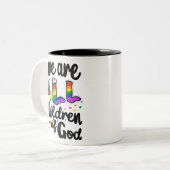 We zijn ALL Children of God LGBTQ+ Pride Tweekleurige Koffiemok (Voorkant links)