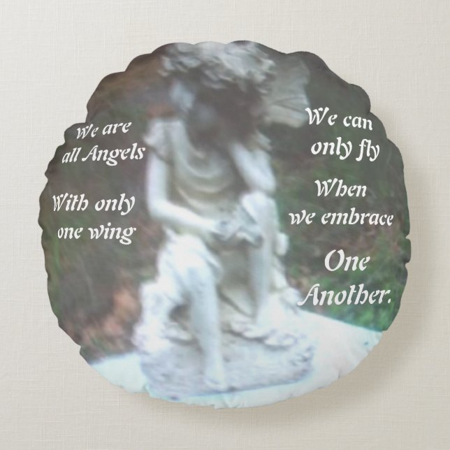 WE ZIJN ALLEMAAL ENGELEN Rond Kussen (Voorkant)