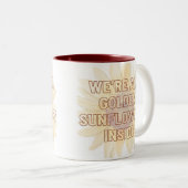 We zijn allemaal gouden zonnebloemen binnen tweekleurige koffiemok (Voorkant rechts)