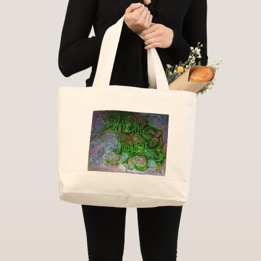"We zijn allemaal Mad Hier" Grote Tote Bag (Voorkant (product))