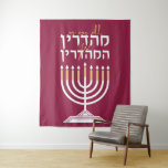 We zijn allemaal Mehadrin Min HaMehadrin - Chanuka Wandkleed<br><div class="desc">In de beroemde Talmud die over Chanukah lesgeeft (tractaat Shabbat), leren we dat mensen die meer dan één kaarsje per dag aansteken extra ijverig zijn in hun religieuze taken. Niet iedereen weet dat het genoeg is om slechts één kaars/licht per nacht aan te steken om de verplichting na te komen!...</div>