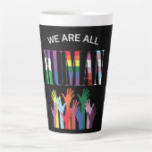 We zijn allemaal menselijke kleurrijke handen latte mok (Voorkant)