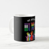 We zijn allemaal menselijke kleurrijke handen Mok (Voorkant links)