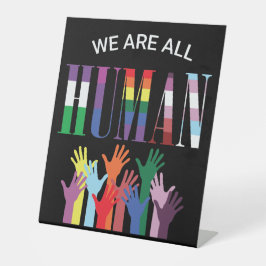 We zijn allemaal menselijke kleurrijke handen reclamebord met voetstuk