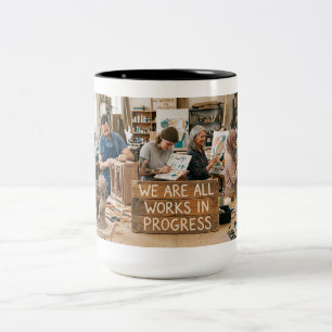 We Zijn Allen Werk in Uitvoering Tweekleurige Koffiemok