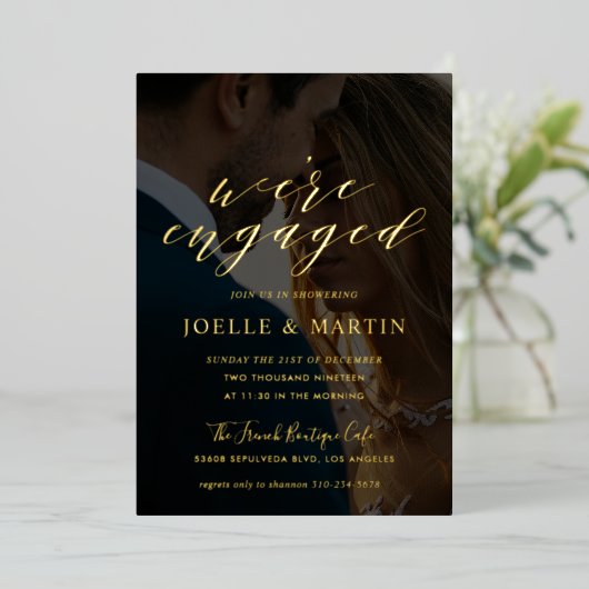 We zijn een 'Engaged Photo Engagement Party Gold' Folie Uitnodiging (Staand Voorkant)