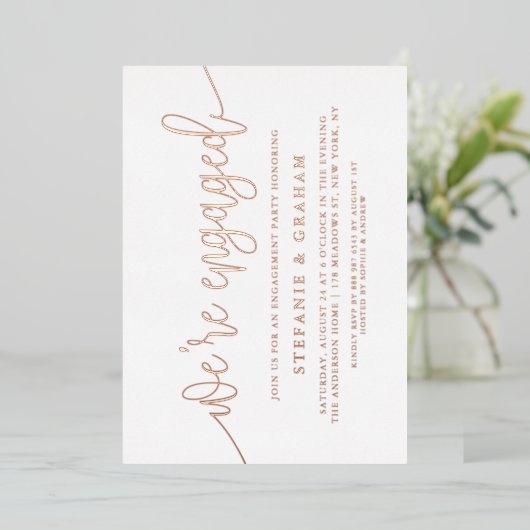 We zijn een 'Engaged Roos Gold Foil Engagement Par Folie Uitnodiging (Staand Voorkant)