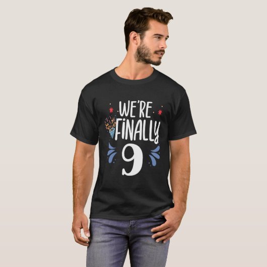 We zijn eindelijk 9 vieren tweeling Py Nine 9th T-shirt (Voorkant volledig)