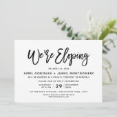We zijn Eloping Borstel Typography Trouw Uitnodigi Kaart (Staand voorkant)