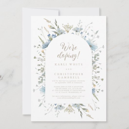 We zijn Eloping Fun Elegant Script Dusty Blue Flor Kaart (Voorkant)