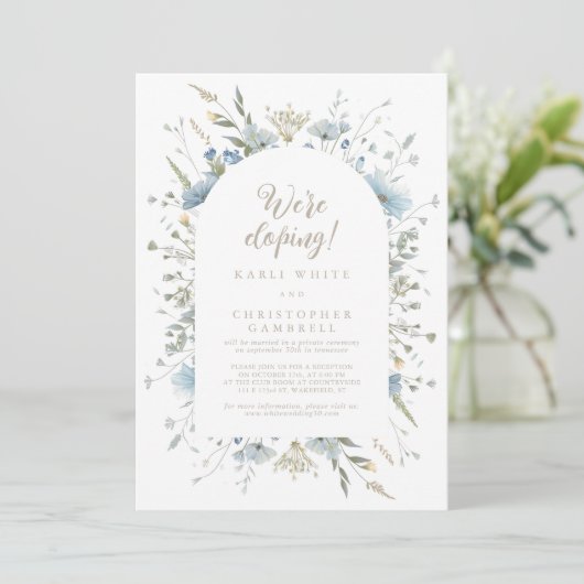 We zijn Eloping Fun Elegant Script Dusty Blue Flor Kaart (Staand voorkant)