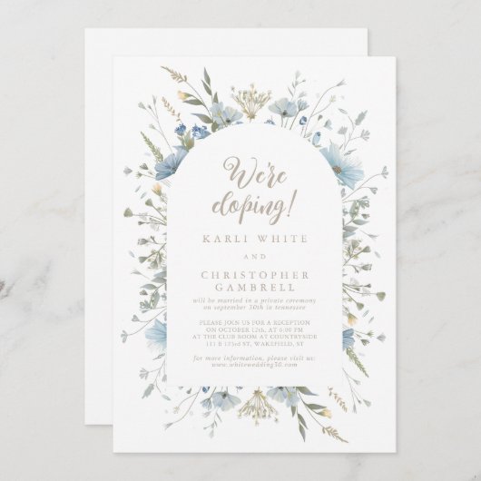 We zijn Eloping Fun Elegant Script Dusty Blue Flor Kaart (Voorkant / Achterkant)
