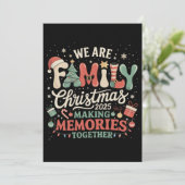 We zijn familie die samen kerstherinneringen maken feestdagenkaart (Staand voorkant)